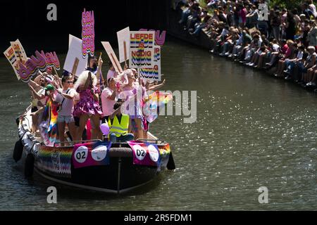 UTRECHT - Teilnehmer an der Utrecht Pride Boat Parade winken den Zuschauern zu. Die Organisation der jährlichen Veranstaltung hat das Hauptziel, die Sichtbarkeit von LGBTIQ+-Organisationen zu erhöhen. ANP JEROEN JUMELET niederlande raus - belgien raus Stockfoto