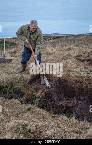 Torfschneider am Ufer des Loch Gorm in Islay, Schottland Stockfoto