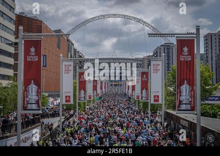 London, Großbritannien. 3. Juni 2023 Tausende von Fußballfans kommen zum FA-Cup-Finale im Wembley Stadium. Die Fans von Manchester City und Manchester United kommen in Wembley vor dem ersten FA-Cup-Finale zwischen den Manchester Clubs an. Kredit: Guy Corbishley/Alamy Live News Stockfoto