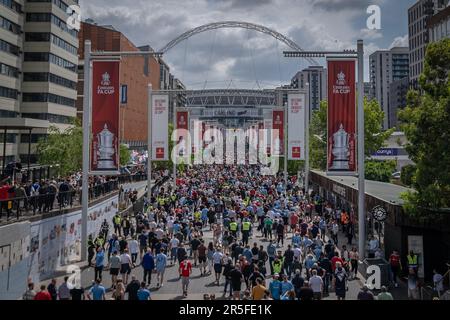 London, Großbritannien. 3. Juni 2023 Tausende von Fußballfans kommen zum FA-Cup-Finale im Wembley Stadium. Die Fans von Manchester City und Manchester United kommen in Wembley vor dem ersten FA-Cup-Finale zwischen den Manchester Clubs an. Kredit: Guy Corbishley/Alamy Live News Stockfoto