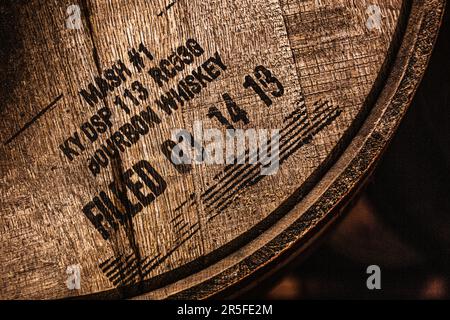 Nahaufnahme des Bourbon Whisky Fasses im Lagerhaus Stockfoto