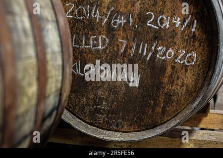 Whisky-Fass, das im Lagerhaus der Kilchoman-Brennerei in Islay, Schottland, reift Stockfoto