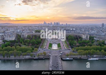 Paris: Panoramablick über die seine und die Metropolstadt Frankreich. Romantischer Sommerurlaub Urlaubsziel bei Sonnenuntergang. Panoramablick oben Stockfoto