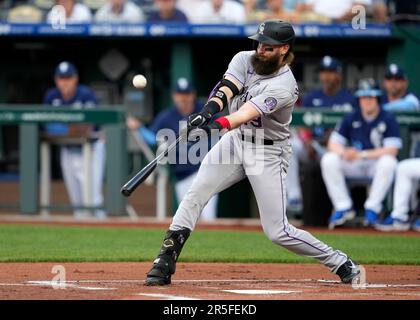 02. JUNI 2023: Der zum Hitter der Colorado Rockies ernannte Hitter Charlie Blackmon (19) nimmt im ersten Inning im Kauffman Stadium in Kansas City, Missouri, Kontakt mit einem Pitch auf. Jon Robichaud/CSM. Stockfoto