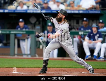 02. JUNI 2023: Der zum Hitter der Colorado Rockies ernannte Hitter Charlie Blackmon (19) sieht sich einen Fliegenball im Kauffman Stadium Kansas City, Missouri an. Jon Robichaud/CSM. Stockfoto