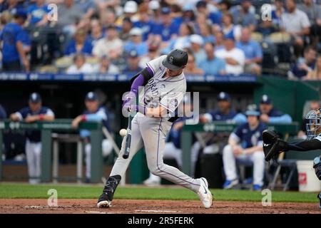 02. JUNI 2023: Colorado Rockies erster Baseman Nolan Jones (22) fährt im Kauffman Stadium Kansas City, Missouri. Jon Robichaud/CSM. Stockfoto