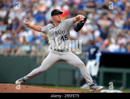 02. JUNI 2023: Die Colorado Rockies beginnen mit dem Pitcher Chase Anderson (45) im Kauffman Stadium Kansas City, Missouri, und werfen einen Platz im 1. Inning. Jon Robichaud/CSM. Stockfoto