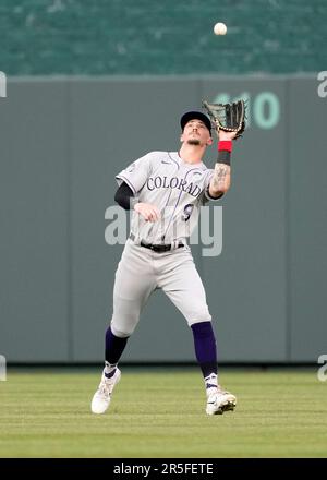 02. JUNI 2023: Feldarbeiter Brenton Doyle (9) aus dem Colorado Rockies Center nimmt im Kauffman Stadium Kansas City, Missouri, einen Ball auf. Jon Robichaud/CSM. Stockfoto