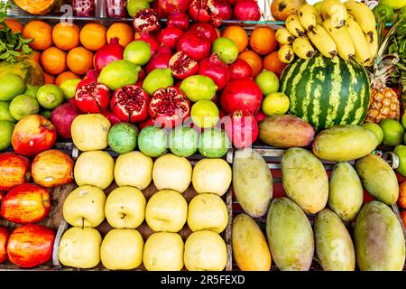 Verschiedene Früchte auf der Theke. Östlicher Markt. Lebensmittelhintergrund. Stockfoto