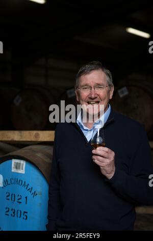 Anthony Wills Gründer und Geschäftsführer der Kilchoman-Brennerei Islay, Schottland Stockfoto