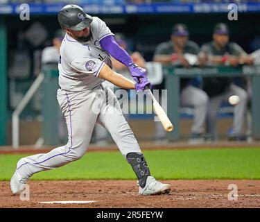 02. JUNI 2023: Der Catcher der Colorado Rockies Elias Diaz (35) hat im 8. Inning im Kauffman Stadium Kansas City, Missouri, drei RBI-Doppelwetten gewonnen. Jon Robichaud/CSM. Stockfoto