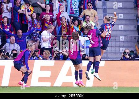 Eindhoven, Niederlande. 3. Juni 2023. Fridolina Rolfoe (16 Barcelona) feiert mit Teamkollegen das dritte Tor ihres Teams während des UEFA Womens Champions League-Finalspiels zwischen dem FC Barcelona und VFL Wolfsburg im PSV-Stadion in Eindhoven, Niederlande. (Daniela Porcelli/SPP) Kredit: SPP Sport Press Photo. Alamy Live News Stockfoto