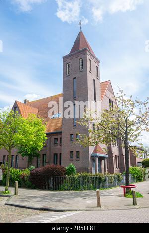 Malerische alte ehemalige Kirche in der Floresstraat im Indische Buurt in Haarlem, Niederlande Stockfoto