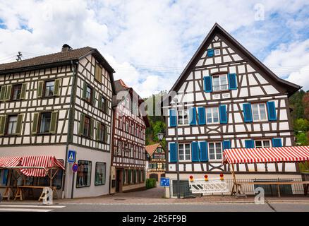 Schöner Blick auf typische traditionelle fachwerkhäuser im historischen Stadtteil Schiltach. Stockfoto