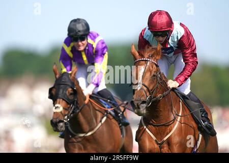 Sheer Rocks Ridted by Jockey Harry Davies (rechts) gewinnt das Northern Dancer Handicap der Rio Ferdinand Foundation während des Derby Day des 2023 Derby Festivals auf der Epsom Downs Rennbahn Epsom. Foto: Samstag, 3. Juni 2023. Stockfoto