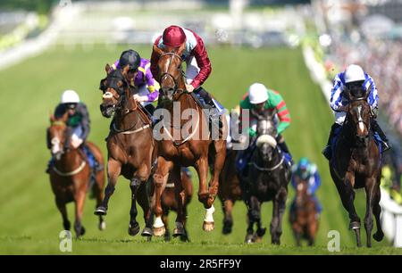 Sheer Rocks Ridded by Jockey Harry Davies (Centre) gewinnt das Rio Ferdinand Foundation Northern Dancer Handicap während des Derby Day des 2023 Derby Festivals auf der Epsom Downs Rennbahn Epsom. Foto: Samstag, 3. Juni 2023. Stockfoto