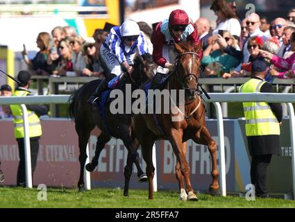 Sheer Rocks Ridted by Jockey Harry Davies (rechts) gewinnt das Northern Dancer Handicap der Rio Ferdinand Foundation während des Derby Day des 2023 Derby Festivals auf der Epsom Downs Rennbahn Epsom. Foto: Samstag, 3. Juni 2023. Stockfoto