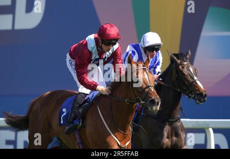 Sheer Rocks Ridted by Jockey Harry Davies (links) gewinnt das Rio Ferdinand Foundation Northern Dancer Handicap während des Derby Day des 2023 Derby Festivals auf der Epsom Downs Racecourse, Epsom. Foto: Samstag, 3. Juni 2023. Stockfoto