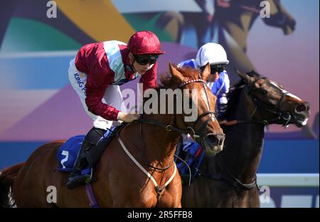 Sheer Rocks Ridted by Jockey Harry Davies (links) gewinnt das Rio Ferdinand Foundation Northern Dancer Handicap während des Derby Day des 2023 Derby Festivals auf der Epsom Downs Racecourse, Epsom. Foto: Samstag, 3. Juni 2023. Stockfoto