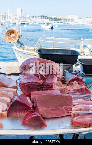 Fang des Tages zum Verkauf auf dem täglichen Fischmarkt im alten Hafen von Marseille, Provence, Frankreich. Frischer Thunfisch in Stücken. Stockfoto