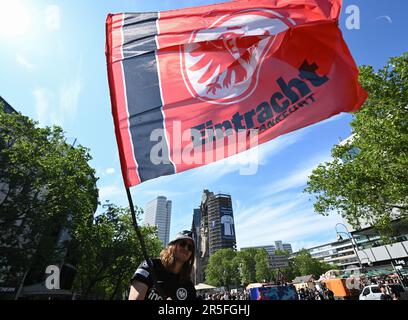 Berlin, Deutschland. 03. Juni 2023. Fußball: DFB Cup, RB Leipzig - Eintracht Frankfurt, Finale, Olympiastadion. Ein Fan von Eintracht Frankfurt schwenkt seine Flagge beim Fanfestival in der Nähe der Gedächtniskirche. Kredit: Arne Dedert/dpa - WICHTIGER HINWEIS: Gemäß den Anforderungen der DFL Deutsche Fußball Liga und des DFB Deutscher Fußball-Bund ist es verboten, im Stadion aufgenommene Fotos und/oder das Spiel in Form von Sequenzbildern und/oder videoähnlichen Fotoserien zu verwenden oder verwenden zu lassen./dpa/Alamy Live News Stockfoto