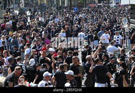 Berlin, Deutschland. 03. Juni 2023. Fußball: DFB Cup, RB Leipzig - Eintracht Frankfurt, Finale, Olympiastadion. Die Fans der Eintracht Frankfurt besuchen den Breitscheidplatz während des Fanfestivals. Kredit: Arne Dedert/dpa - WICHTIGER HINWEIS: Gemäß den Anforderungen der DFL Deutsche Fußball Liga und des DFB Deutscher Fußball-Bund ist es verboten, im Stadion aufgenommene Fotos und/oder das Spiel in Form von Sequenzbildern und/oder videoähnlichen Fotoserien zu verwenden oder verwenden zu lassen./dpa/Alamy Live News Stockfoto