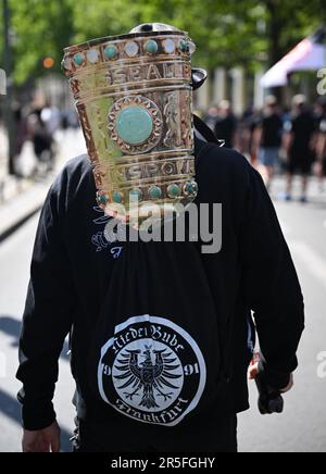 Berlin, Deutschland. 03. Juni 2023. Fußball: DFB Cup, RB Leipzig - Eintracht Frankfurt, Finale, Olympiastadion. Ein Fan von Eintracht Frankfurt hat beim Fanfestival in der Nähe des Breitscheidplatzes einen Pappbecher im Rucksack. Kredit: Arne Dedert/dpa - WICHTIGER HINWEIS: Gemäß den Anforderungen der DFL Deutsche Fußball Liga und des DFB Deutscher Fußball-Bund ist es verboten, im Stadion aufgenommene Fotos und/oder das Spiel in Form von Sequenzbildern und/oder videoähnlichen Fotoserien zu verwenden oder verwenden zu lassen./dpa/Alamy Live News Stockfoto