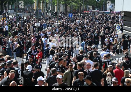 Berlin, Deutschland. 03. Juni 2023. Fußball: DFB Cup, RB Leipzig - Eintracht Frankfurt, Finale, Olympiastadion. Die Fans der Eintracht Frankfurt besuchen den Breitscheidplatz während des Fanfestivals. Kredit: Arne Dedert/dpa - WICHTIGER HINWEIS: Gemäß den Anforderungen der DFL Deutsche Fußball Liga und des DFB Deutscher Fußball-Bund ist es verboten, im Stadion aufgenommene Fotos und/oder das Spiel in Form von Sequenzbildern und/oder videoähnlichen Fotoserien zu verwenden oder verwenden zu lassen./dpa/Alamy Live News Stockfoto