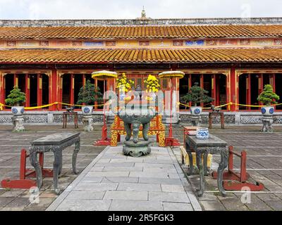 Hue, Vietnam. 03. März 2023. Gebäude in der Zitadelle von Hue. Die Zitadelle von Hue war damals die ehemalige Residenz der Kaiser der vietnamesischen Nguyen-Dynastie in der Hauptstadt. Die Zitadelle enthält einen Kaiserpalast, der nach dem Vorbild der Verbotenen Stadt in Peking gestaltet wurde und heute zum UNESCO-Weltkulturerbe gehört. Kredit: Alexandra Schuler/dpa/Alamy Live News Stockfoto