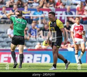 St James Park, Newcastle, Großbritannien. 3. Juni 2023. Betfred Super League Magic Weekend Rugby League, Salford Red Devils gegen Hull KR; Salford Red Devils Tyler Dupree feiert Vollzeit Credit: Action Plus Sports/Alamy Live News Stockfoto