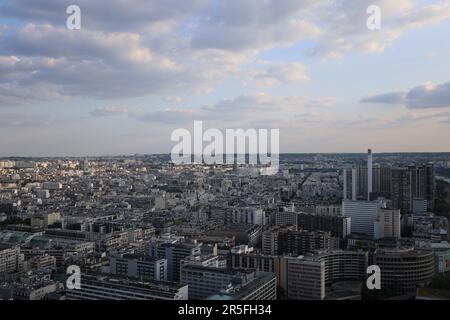 Wenn die Sonne über der Pariser Skyline untergeht, begeben sich Touristen und Einheimische gleichermaßen zu ihren Häusern. Stockfoto