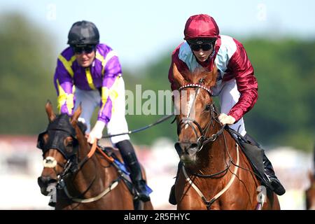 Sheer Rocks Ridted by Jockey Harry Davies (rechts) gewinnt das Northern Dancer Handicap der Rio Ferdinand Foundation während des Derby Day des 2023 Derby Festivals auf der Epsom Downs Rennbahn Epsom. Foto: Samstag, 3. Juni 2023. Stockfoto