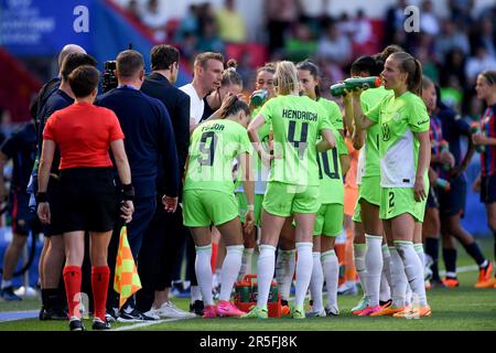 Eindhoven, Niederlande. 03. Juni 2023. Fußball, Frauen: Champions League, FC Barcelona - VfL Wolfsburg, Knockout-Runde, Finale, Philips Stadium. Wolfsburger Trainer Tommy Stroot spricht mit seinen Spielern. Kredit: Swen Pförtner/dpa/Alamy Live News Stockfoto