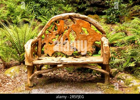 Attadale Gardens Wester Ross Schottland die Gärten im Frühling und ein großer geschnitzter Holzsitz Stockfoto