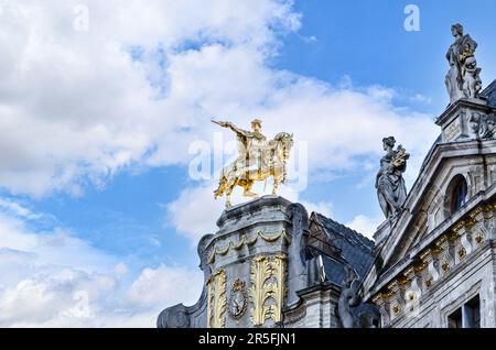 Brüssel, Belgien; 22. November 2021: Skulptur von Charles de Lorraine im L'arbre D'Or-Haus am Grand Place Stockfoto