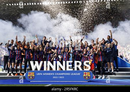 EINDHOVEN – FC Barcelona mit der UEFA Champions League-Trophäe für Damen. FC Barcelona Women Torkeeper Sandra Panos, Irene Paredes vom FC Barcelona, Laia Codina vom FC Barcelona, MAPI Leon vom FC Barcelona Women, Jana Fernandez vom FC Barcelona, Claudia Pina vom FC Barcelona, Ana-Maria Crnogorcevic vom FC Barcelona, Marta Torrejon Moya vom FC Barcelona, Maria Francesca Caldentey Oliver vom FC Barcelona, Caroline Graham Hansen vom FC Barcelona, Alexia Putellas Segura vom FC Barcelona, Patricia Guijarro Gutierrez vom FC Barcelona, FC Barcelona Torhüterin Catalina Coll, Aitana Bonmati oder FC Barcelona, Lucy B. Stockfoto