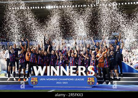 EINDHOVEN – FC Barcelona mit der UEFA Champions League-Trophäe für Damen. FC Barcelona Women Torkeeper Sandra Panos, Irene Paredes vom FC Barcelona, Laia Codina vom FC Barcelona, MAPI Leon vom FC Barcelona Women, Jana Fernandez vom FC Barcelona, Claudia Pina vom FC Barcelona, Ana-Maria Crnogorcevic vom FC Barcelona, Marta Torrejon Moya oder FC Barcelona, Maria Francesca Caldentey Oliver vom FC Barcelona, Caroline Graham Hansen vom FC Barcelona, Alexia Putellas Segura vom FC Barcelona, Patricia Guijarro Gutierrez vom FC Barcelona, FC Barcelona Torhüterin Catalina Coll, Aitana Bonmati vom FC Barcelona, Lucy B. Stockfoto