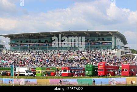 Epsom Downs Surrey, Großbritannien. 3. Juni 2023. Die Menschenmassen füllten die Haupttribüne von Epsom Downs, von denen viele in offenen Bussen reisten, um Pferderennen zu beobachten, darunter das weltberühmte Epsom Derby. Kredit: Julia Gavin/Alamy Live News Stockfoto