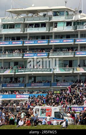 Epsom Downs Surrey, Großbritannien. 3. Juni 2023. Die Menschenmassen füllten die Haupttribüne von Epsom Downs und waren bereit, Pferderennen wie das weltberühmte Epsom Derby zu beobachten. Kredit: Julia Gavin/Alamy Live News Stockfoto