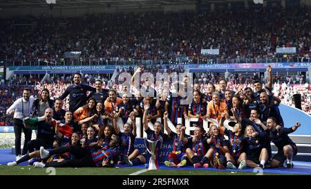 EINDHOVEN – FC Barcelona mit der UEFA Champions League-Trophäe für Damen. FC Barcelona Women Torkeeper Sandra Panos, Irene Paredes vom FC Barcelona, Laia Codina vom FC Barcelona, MAPI Leon vom FC Barcelona Women, Jana Fernandez vom FC Barcelona, Claudia Pina vom FC Barcelona, Ana-Maria Crnogorcevic vom FC Barcelona, Marta Torrejon Moya oder FC Barcelona, Maria Francesca Caldentey Oliver vom FC Barcelona, Caroline Graham Hansen vom FC Barcelona, Alexia Putellas Segura vom FC Barcelona, Patricia Guijarro Gutierrez vom FC Barcelona, FC Barcelona Torhüterin Catalina Coll, Aitana Bonmati vom FC Barcelona, Lucy B. Stockfoto
