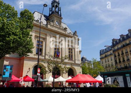 Festliche Stimmung vor dem Mairie, Rathaus, auf dem Place Gambetta im 20. Arrondissement an einem Samstag, Hochzeitstag, Paris, Frankreich. Stockfoto