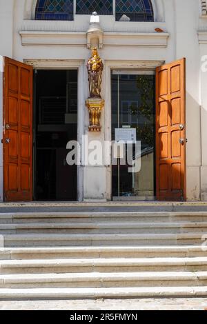 Kirche Saint-Pierre-du-Gros-Caillou, Eingang zur Kirche im 7. Arrondissement, Paris, Frankreich. Stockfoto