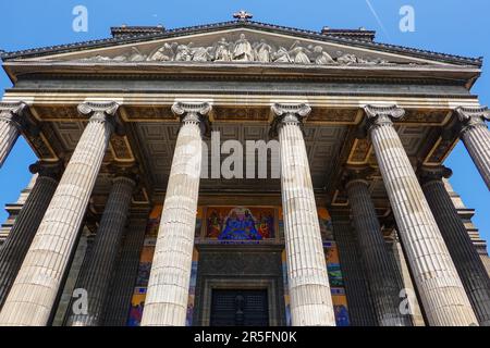 Die katholische Kirche Saint-Vincent de Paul, die Kirche Saint-Vincent-de-Paul, die im neoklassizistischen Stil erbaut wurde, befindet sich in der Nähe des Gare du Nord, Paris, FR. Stockfoto