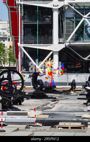 Die Stravinsky-Brunnen, La Fontaine Stravinsky, werden nach einer kompletten Renovierung wieder zusammengebaut. Geschaffen von den Künstlern Niki de Saint Phalle und Jean Tinguely. Stockfoto