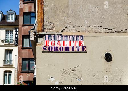 Liberate, Egalite, Sororite, Schild an einer Wand im Marais, 4. Arrondissement, Paris, Frankreich. Stockfoto