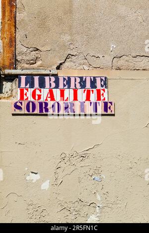 Liberate, Egalite, Sororite, Schild an einer Wand im Marais, 4. Arrondissement, Paris, Frankreich. Stockfoto