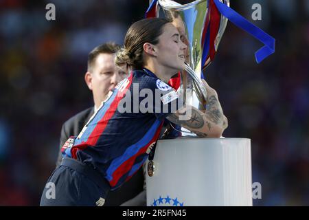 EINDHOVEN – MAPI Leon des FC Barcelona mit der UEFA Women's Champions League Trophäe nach dem UEFA Champions League-Finale für Frauen zwischen dem FC Barcelona und dem VfL Wolfsburg am 3. Juni 2023 im Phillips Stadion in Eindhoven, Niederlande. ANP MAURICE VAN STONE Stockfoto