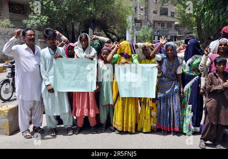 Die Bewohner von Azad Nagar halten am Samstag, den 3. Juni 2023, im Presseclub Hyderabad eine Protestdemonstration gegen die große Händigkeit der Zuwanderer. Stockfoto