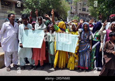 Die Bewohner von Azad Nagar halten am Samstag, den 3. Juni 2023, im Presseclub Hyderabad eine Protestdemonstration gegen die große Händigkeit der Zuwanderer. Stockfoto