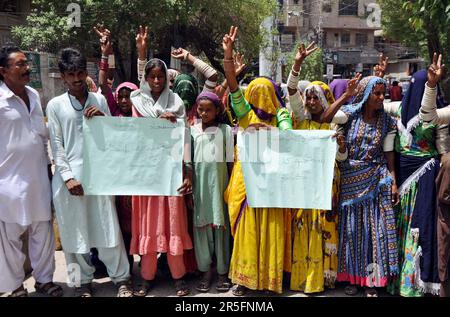 Die Bewohner von Azad Nagar halten am Samstag, den 3. Juni 2023, im Presseclub Hyderabad eine Protestdemonstration gegen die große Händigkeit der Zuwanderer. Stockfoto